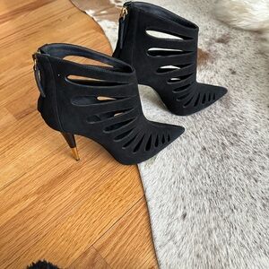 Sexy high heel that can be dress up or down a must have 💕